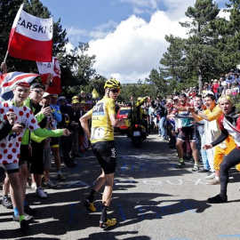 De Gendt gana en el caos del Mont Ventoux, con Froome corriendo sin bicicleta