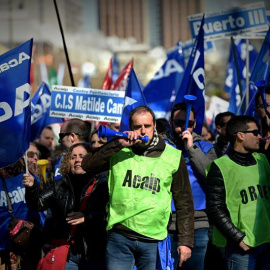 Funcionarios de prisiones durante la manifestación que han protagonizado hoy en Madrid para "visibilizar el descontento general del colectivo" por los recortes salariales de los últimos diez años, la falta de personal y medios en las cárcel