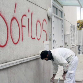 Pintadas con acusaciones de pedofilia en la parroquia del cura detenido.- EFE
