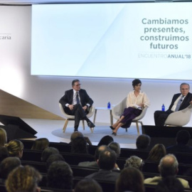 Isidro Fainé, presidente de la Fundación Bancaria “la Caixa” y Jaume Giró, director general, durante la presentación a empleados de la nueva campaña. / LA CAIXA