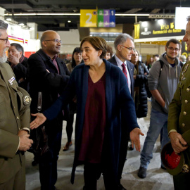 La alcaldesa de Barcelona, Ada Colau, conversa con dos mandos militares en el stand que el Ministerio de Defensa ha instalado en la XXVII edición del Salón de la Enseñanza. EFE/Toni Albir