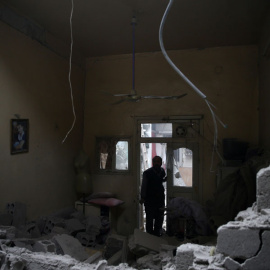Un hombre, en una casa en ruinas en Guta, hace unos días. REUTERS/Bassam Khabieh
