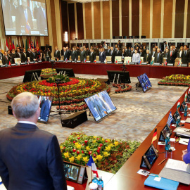 Los líderes reunidos en la cumbre Asia-Europa (ASEM) en Mongolia guardan un minuto de silencio. /REUTERS