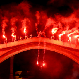 Un hombre salta desde el Puente Viejo de Mostar. Las competiciones de buceo han sido tradicionalmente celebradas aquí todos los años desde que el puente fue construido hace 449 años. REUTERS / Dado Ruvi