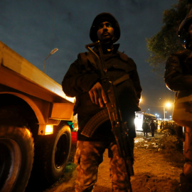 Miembros de las fuerzas de seguridad egipcia en la escena del atentado en Guiza.REUTERS/Amr Abdallah Dalsh