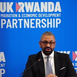 El Ministro del Interior del Reino Unido, James Cleverly, asiste a una conferencia de prensa con el Ministro de Asuntos Exteriores de Ruanda, a 5 de dicimebre de 2023.