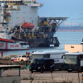El buque Open Arms ha su llegada al puerto de Crinavis de San Roque, en la Bahía de Algeciras (Cádiz). EFE/A.Carrasco Ragel