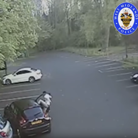 Riccardo Calder, jugador de fútbol, en el momento en el que pega a una mujer dentro de un coche.