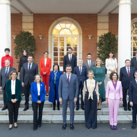 Foto de familia, del presidente del Gobierno de la XV legislatura, Pedro Sánchez (c), junto a las vicepresidentas y ministros del Ejecutivo, a su llegada a la reunión del Consejo de Ministros, en el Palacio de la Moncloa, a 22 de noviembre 