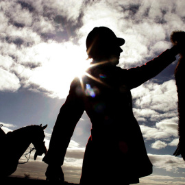 Cazadores del club South Durham sostienen un zorro tras después de cazarlo.- REUTERS