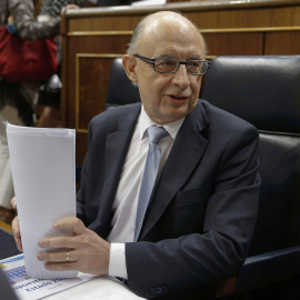El ministro de Hacienda, Cristóbal Montoro, poco antes de su intervención hoy en el Congreso para defender los presupuestos para 2016. EFE/Paco Campos