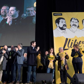 Susana Barreda (4d), mujer de Jordi Sánchez, durante la asamblea general de la ANC que ha tenido lugar hoy en Barcelona. EFE/Marta Pérez