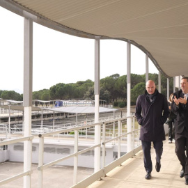 El conseller Mascort durant una visita a l’Estació de tractament d’aigües potables (ETAP) del Ter