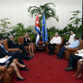 El presidente cubano Miguel Díaz-Canel, con la Alta Representante de la Unión Europea para Asuntos Exteriores, Federica Mogherini, acompañados de altos funcionarios y diplomáticos en La Habana (Cuba). EFE