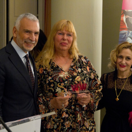 La artista y activistas transexual Cristina Rodríguez Yáñez (centro), junto al embajador de Italia en España, Stefano Sannino, y la presidente de la fundación Woman's Week, Carmen Mª García, durante una entrega de premios en 2018.
