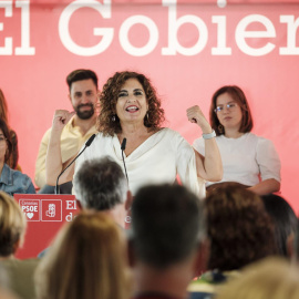 La vicesecretaria general del partido y ministra de Hacienda, María Jesús Montero (c), interviene en el acto de presentación de la candidatura de la ministra de Sanidad, Carolina Darias.