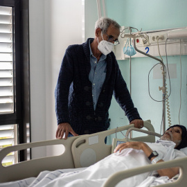 El periodista y activista saharui Mohammed Salem Buchraya (d) junto a su hermano Muhammed Ali (i) en el hospital Doctor Negrín de Gran Canaria.