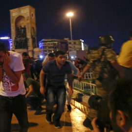 Partidarios del presidente turco Tayyip Erdogan son dispersados con tiros al aire por los militares presentes en la Plaza Taksim, en Estambul. REUTERS/Murad Sezer
