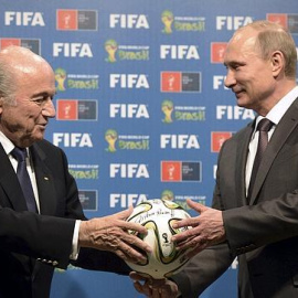 Vladimir Putin, presidente de Rusia, y Joseph Blatter, presidente de la FIFA, en una imagen de archivo de un evento organizado por la FIFA. REUTERS