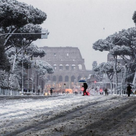 Una intensa nevada deja Roma cubierta de blanco. / EFE