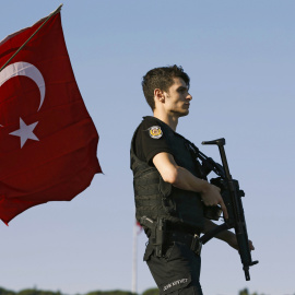 Un policía dispuesto sobre un vehículo militar blindado tras la rendición de tropas golpistas del ejército turco en el puente del Bósforo en Estambul , Turquía.- REUTERS / Murad Sezer