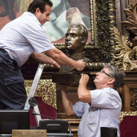 Trabajadores del Ayuntamiento de Barcelona retiran el busto del rey Juan Carlos del salón de plenos. -EFE