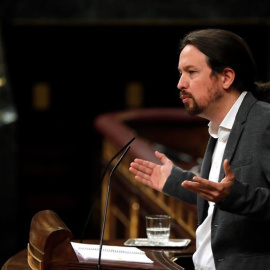 El secretario general de Podemos, Pablo Iglesias, en la tribuna del Congreso durante el pleno sobre las cumbres europeas. / EFE