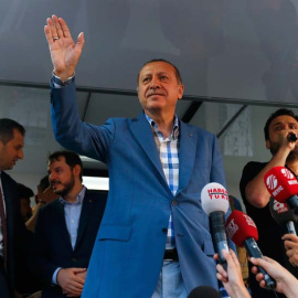 Erdogan saluda a sus seguidores en Estambul. / REUTERS