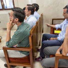 Los hermanos Ruiz-Mateos, en el banquillo de los acusados de la Audiencia de Palma. / EFE