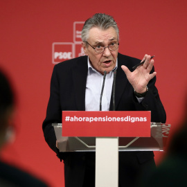 El secretario de Política Económica y Empleo del PSOE, Manuel Escudero, durante la rueda de prensa que ofreció en la sede de Ferraz tras la reunión de la Comisión Ejecutiva Permanente.EFE/Mariscal
