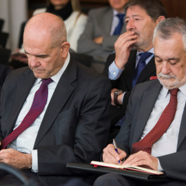 Los expresidentes del Gobierno andaluz, Manuel Chaves (i) y José Antonio Griñán (d), toman notas durante el juicio de la pieza política de los ERE. EFE/ Raul Caro Cadenas