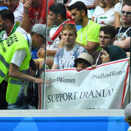 Una mujer exhibe un cartel de apoyo a las mujeres iraníes durante el Mundial de fútbol celebrado en Rusia en 2018. (REUTERS)