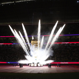 Fotografía fuegos artificiales con una representación del trofeo del Mundial de Fútbol en la inauguración del campeonato Qatar 2022 hoy, en el estadio Al Bait en Al Khor (Catar). El mundial se realiza del 20 de noviembre al 18 de diciembre 
