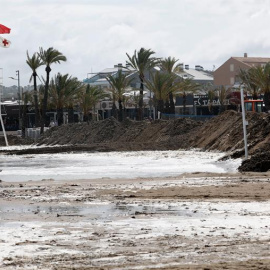 11/09/2019.-Imagen del muro de arena levantado hoy en la playa del Arenal de Jávea. La DANA (depresión aislada en niveles altos) que afecta a la Comunitat ha llevado a decretar la alerta naranja en la Comunitat Valenciana por lluvias de has