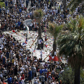 Centenares de personas abarrotan el Paseo de los Ingleses donde tuvo lugar la masacre de Niza durante el minuto de silencio este lunes/REUTERS