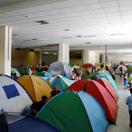 Tiendas de campaña en el aeropuerto de Hellenikon (Atenas) donde viven refugiados e inmigrantes
