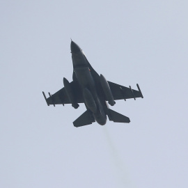 Un caza F-16 turco, en su despegue de la base de Incirlik, en el sur del país. Este tipo de aviones de combate son los que utiliza Turquía para bombardear las posiciones del PKK. REUTERS