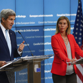La alta representante de la UE para la Política Exterior, Federica Mogherini, y el secretario de Estado de EEUU, John Kerry, en una rueda de prensa hoy en Bruselas. EFE