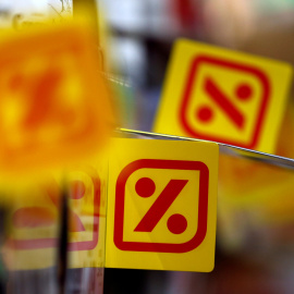 Logo de DIA en uno de sus supermercados en la localidad madrileña de Las Rozas. REUTERS/Sergio Perez