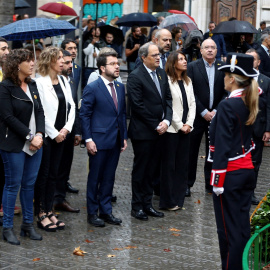11/09/2019.- El Presidente de la Generaliat, Quim Torra (c), encabeza la ofrenda floral del Govern al monumento a Rafael de Casanova, dentro de los actos de la Diada. / EFE - Enric Fontcuberta