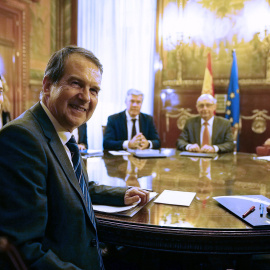 El presidente de la FEMP, Abel Caballero, durante la reunión que ha mantenido con Cristóbal Montoro para reclamar la reinversión del superávit de las entidades locales, esta tarde en la sede del Ministerio. EFE