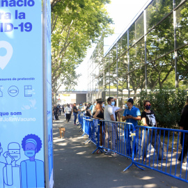 Cua per vacunar-se a l'exterior de la Fira de Barcelona.