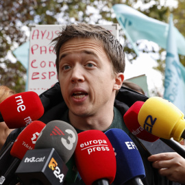 13/11/2022.- El portavoz de Más País en el Congreso, Iñigo Errejón, asiste a la manifestación ciudadana que recorre este domingo el centro de Madrid bajo el lema "Madrid se levanta por la sanidad pública", convocada por asociaciones vecinal