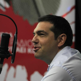 El primer ministro griego, Alexis Tsipras, durante una entrevista con la emisora de radio de Syriza Sto Kokkino, en Atenas, Grecia, hoy, 29 de julio de 2015. Tsipras reconoció hoy que si durante la maratoniana negociación con los líderes de