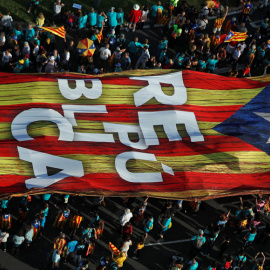 Miles de personas se manifiestan por la independencia de Catalunya en Barcelona. / REUTERS