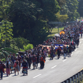 27-12-23 Migrantes avanzan hoy, en una caravana hacia EEUU, en el municipio de Escuintla, en Chiapas (México).