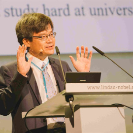 Diodos emisores de luz de distintos colores. La luz blanca fue posible gracias al led azul. Hiroshi Amano, durante su participación en el foro de premios Nobel de Lindau. - J. NIMKE /LINDAU NOBEL LAUREATE MEETINGS