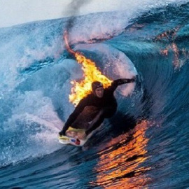 Jamie O'Brien, un conocido surfista estadounidense, surcando las olas envuelto en llamas / Archivo