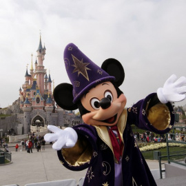 El ratón Mickey, el personaje por excelencia de Disney, a la entrada del parque de atracciones en París. - AFP