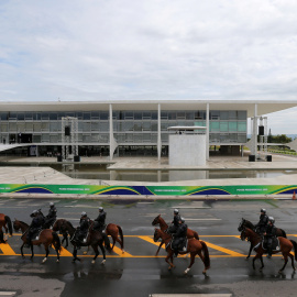 Policía brasileña montada a caballo recorre las afueras del Palacio de Planalto antes de la ceremonia de investidura de Bolsonaro. /REUTERS